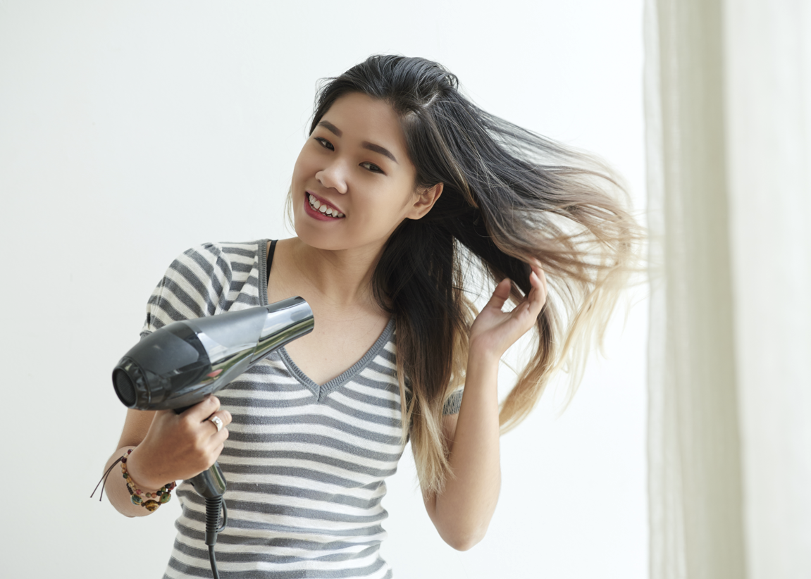 rambut basah, risiko tidur rambut basah, rambut patah, berketombe, cara menjaga kesehatan rambut, tips rambut sehat, Bunda, si Kecil